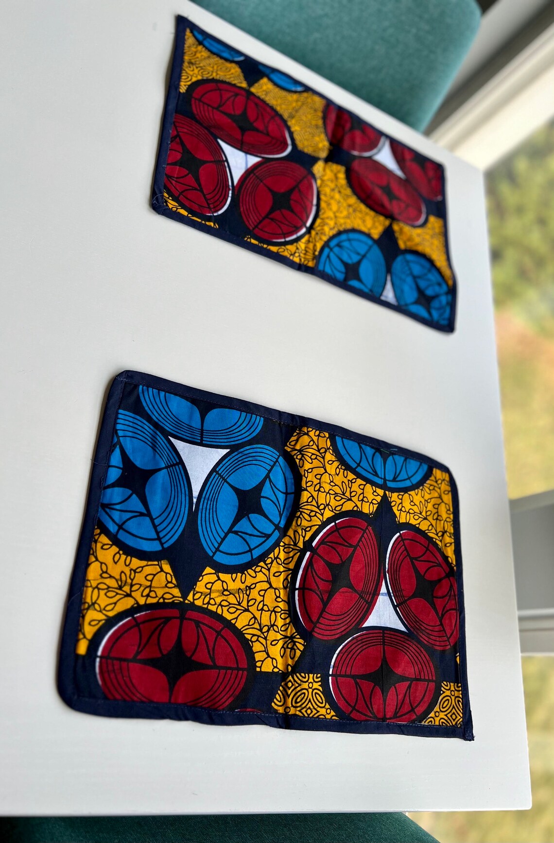 Set of 6 Two sided Placemats with Table Runner - Image 3
